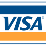 L'image montre le logo VISA avec le mot « VISA » en lettres majuscules bleues. L'arrière-plan présente une bande bleue en haut et une bande orange en bas.