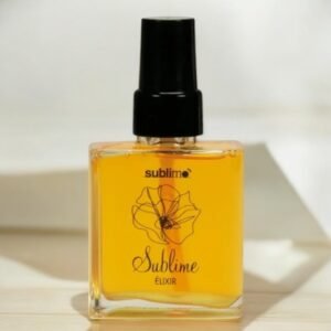 Une bouteille carrée remplie d'un liquide jaune doré, étiquetée « Sublime ÉLIXIR » avec un motif floral et le nom de la marque « sublime ». La bouteille a un bouchon noir et se détache sur un fond doux et flou.