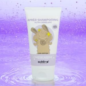 Tube de Sublimo Kids Après-Shampooing Ultra Démêlant au parfum mangue. L'emballage blanc présente une jolie illustration d'un lama avec des étoiles autour de la tête. Le fond est un motif d'eau tourbillonnante violet et blanc.