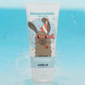 Flacon de "SHAMPOOING TRÈS DOUX" avec sur l'étiquette un lama illustré portant un chapeau de fête et soufflant dans une corne de fête. Le shampoing est parfumé à la mangue (PARFUM MANGUE) de la marque Sublimo. Le fond présente des gouttes d'eau bleu clair.