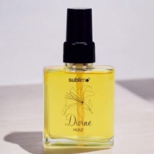 Un flacon de Sublimo Divine Huile Soin-Huile est présenté en gros plan. Le flacon en verre de forme carrée contient de l'huile teintée de jaune et possède un bouchon vaporisateur noir. L'étiquette présente un motif floral minimaliste et les mots « Divine Huile » en écriture élégante sous le nom de marque « sublime ».