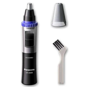 La tondeuse de précision Panasonic ER-GN30, fabriquée en acier inoxydable, est proposée en noir et argent avec une tête amovible. Accompagnée d'un capuchon de protection et d'une petite brosse de nettoyage, elle présente un design ergonomique avec une touche bleue.