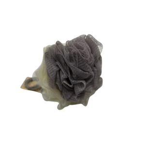 Un pouf de bain beige et gris, appelé "Fleur de douche Beige et grise", comporte un corps en maille et une poignée de couleur crème, isolés sur un fond blanc.