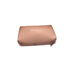 Une petite pochette rectangulaire à fermeture éclair, de couleur marron clair, portant l'inscription "sublim" sur le dessus, est présentée sur fond blanc - la Trousse de Toilette pêche-Sublimo, parfaite pour transporter vos objets essentiels.