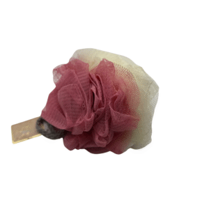 La Fleur de douche Beige et Rose est une pochette de bain en maille avec une étiquette dorée qui nettoie et exfolie votre peau en douceur, offrant un nettoyage et une exfoliation efficaces à chaque utilisation.