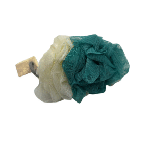 La Fleur de douche Beige et bleue est un loofah de bain bicolore avec des mailles beiges et bleues, attaché à une boucle noire avec une étiquette beige, idéal pour un nettoyage en douceur et une exfoliation quotidienne. Isolé sur fond blanc.