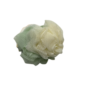 La Fleur de douche Beige Amande est une éponge de bain en maille bicolore, en forme de fleur avec des sections vert clair et jaune pâle, idéale pour une exfoliation et un nettoyage en douceur. Elle est isolée sur fond blanc.