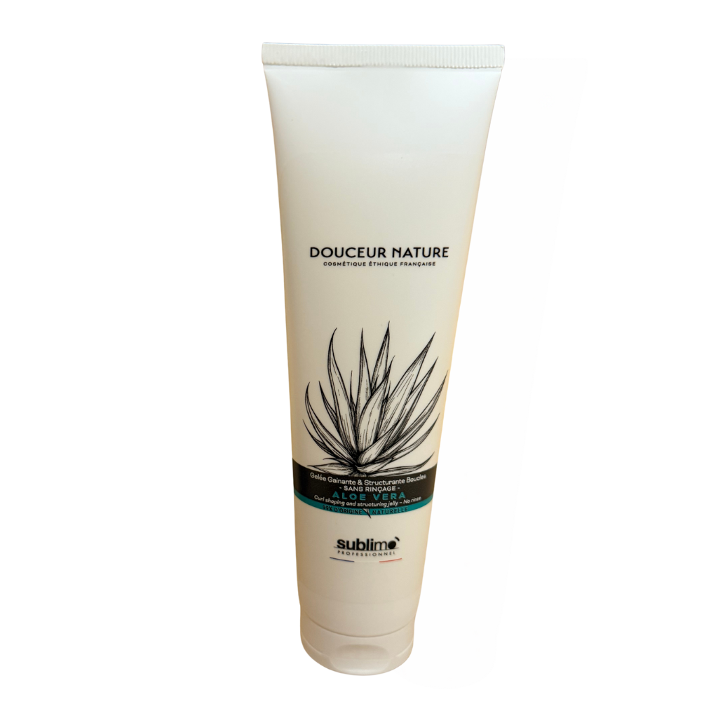 Un tube blanc de Gelée Gainante & Structurante Boucles Aloe Vera - 150 ml, avec une illustration botanique et un texte en noir sur le devant, se tient debout sur un fond blanc.