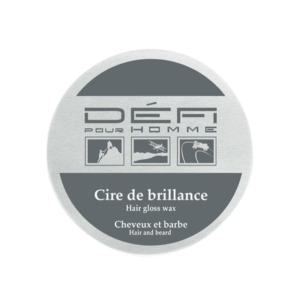 Une boîte ronde en argent étiquetée « Cire de Brillance - Défi pour Homme - 75 mlmatifiante » présente des icônes de montagne, de voiture et d'avion, offrant une finition naturelle pour les cheveux et la barbe.