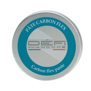 Une boîte ronde argentée étiquetée « Défi pour Homme » contient la Pâte Carbon Flex - Cire Coiffante dans un format de 75 ml, avec le nom du produit imprimé sur une bande turquoise entourant le couvercle.