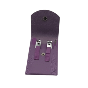 Le Set onglerie Mauve est un kit de manucure complet dans un étui en cuir violet, avec deux coupe-ongles en métal et une petite lime à ongles soigneusement rangés à l'intérieur et sécurisés par un bouton pression.