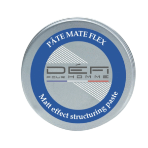 Une boîte ronde argentée étiquetée « Pâte Mate Flex 75 ml - Défi pour Homme » avec un liseré bleu, présente « Pâte structurante effet mat » et met en valeur sa tenue flexible pour homme.