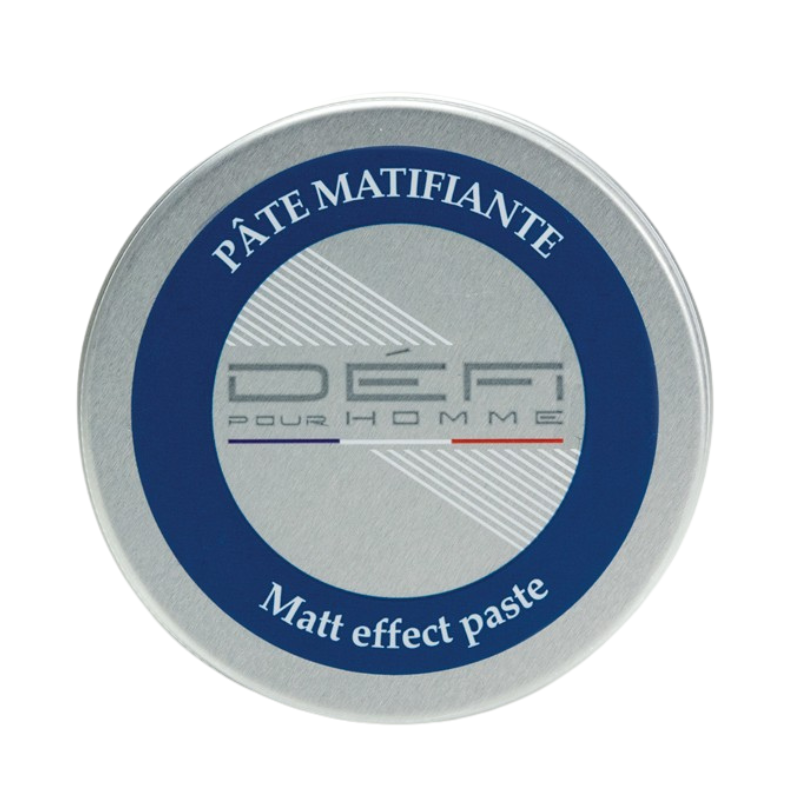 Une boîte ronde argentée avec un bord bleu étiqueté « Pâte Matifiante - Défi pour Homme - 75 ml » - idéale pour les hommes souhaitant une pâte coiffante à effet mat ou une cire capillaire au fini mat.