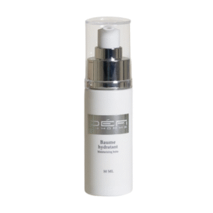 Un flacon blanc de 50 ml de Baume hydratant-défi pour homme avec une pompe argentée et un bouchon transparent ; l'étiquette indique « DÉFI HOMME Baume hydratant Baume hydratant.
