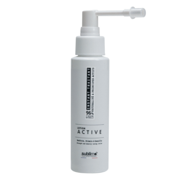 Un flacon blanc de Lotion Active INSTANT TRAIANT • SUBLIMO avec un embout spray et une étiquette noire et grise, conçu pour le soin des cheveux et du cuir chevelu.