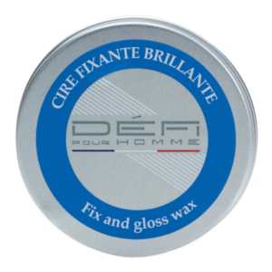Une boîte ronde argentée avec l'inscription « Cire Fixante Brillante Cheveux - Défi Pour Homme - 75 ML » et un liseré bleu. Le couvercle affiche « Cire Fixante Brillante Cheveux », offrant aux hommes une tenue et une brillance optimales pour une coiffure impeccable.