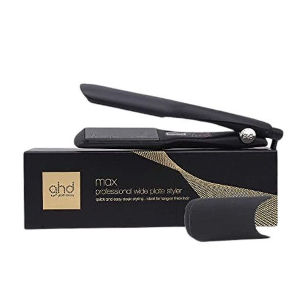 Le Lisseur Cheveux-Styler Max-GHD, un lisseur professionnel noir à larges plaques, est présenté avec sa boîte noire et dorée et son couvercle résistant à la chaleur. Il est parfait pour coiffer facilement les cheveux longs et épais.