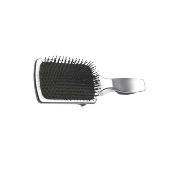 La Brosse Paddle 500-Sibel est une brosse à cheveux rectangulaire noire avec un manche argenté, parfaite pour démêler les cheveux épais, présentée sur fond blanc.