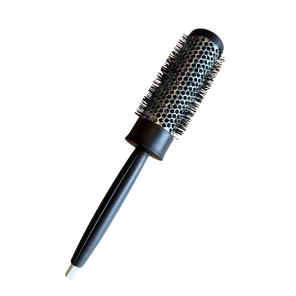 La Brosse Ronde XL Termix-Diamètre 37 est une brosse à cheveux ronde et noire avec un corps métallique ventilé, des poils en plastique et un manche noir avec un embout blanc - parfaite pour le brossage des cheveux longs. Elle est présentée isolée sur un fond blanc.