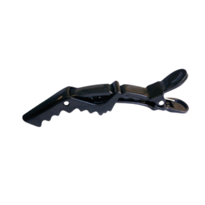 La Pince de séparation-Gator X3-Sibel est une pince à cheveux en plastique noir avec un fond incurvé et strié et une poignée à ressort, idéale pour maintenir les cheveux en place pendant le coiffage ou la coupe. Également connue sous le nom de Pinces croco coiffure cheveux.
