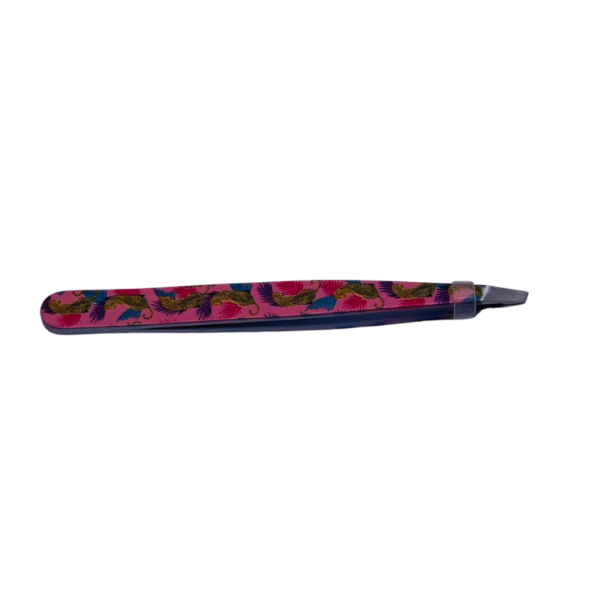 Un Pince à Epiler de précision coloré avec une base rose et un motif puma, avec des pointes inclinées, présenté sur un fond blanc.