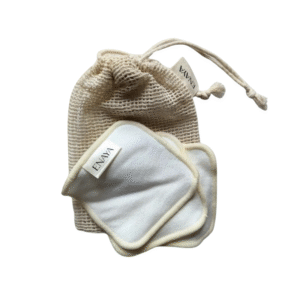 Un Set de 3 Cotons Démaquillants Naturels-Enaya, comprenant un sac à cordon en maille et deux cotons carrés en coton blanc avec des bords crème étiquetés "ENYA", est présenté sur un fond blanc.