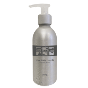 Un flacon pompe argenté étiqueté « Cire Texturisante-Défi Pour Homme-150 ml » – cire capillaire texturisante.