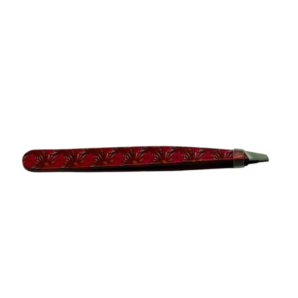 La Pince à Epiler (Fuschia avec Hibiscus) est une pince de précision en métal rose avec une pointe argentée, ornée de petites lignes courbes blanches et jaunes, présentées sur un fond blanc uni.