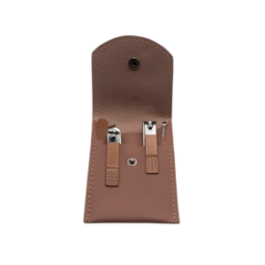 Le Set onglerie Marron comprend deux coupe-ongles en métal et une petite lime à ongles, chacun étant placé dans une fente individuelle à l'intérieur de l'étui brun ouvert, qui se ferme par un bouton-pression.