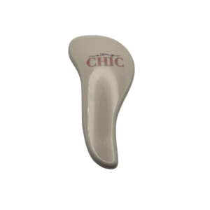 Repose-cuillère en céramique beige, de forme incurvée, surmonté de l'inscription "CHIC" en rouge, inspiré du style Brosse Méli-Mélo Chic, isolé sur fond blanc.