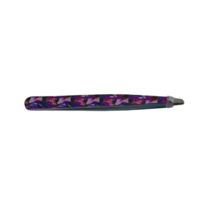 La Pince à Epiler de précision (Violette avec fleur bec de perroquet) est une pince à épiler de précision en métal avec un motif floral violet et un capuchon transparent sur les pointes, présentée isolée sur un fond blanc.