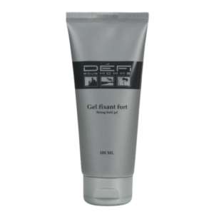 Un tube argenté étiqueté « Gel Fixant Fort - Défi pour Homme - 100 ml » avec des graphismes en noir et blanc se dresse debout sur un fond blanc.