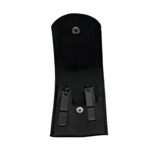 Un étui en cuir noir avec un bouton pression s'ouvre, révélant le Set onglerie Noir-deux coupe-ongles en métal noir soigneusement rangés à l'intérieur.