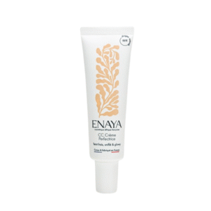 Un tube blanc de CC Crème Perfectrice-ENAYA -30 ml avec un motif de feuille beige, un texte noir et un bouchon blanc se dresse debout sur un fond blanc uni.