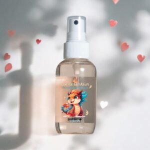 Un flacon d'Eau de Soin Dragon-Lama-Sublimo-90 ml, orné d'un dragon de dessin animé vibrant sur l'étiquette. Le flacon est orné de formes de cœurs roses délicats et doux sur un fond doux, évoquant une ambiance ludique et charmante.