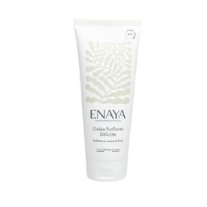 Un tube blanc de Gelée purifiante délicate Corps-ENAYA-200 ml, présentant un design botanique beige clair et un texte français, se dresse debout sur un fond blanc uni.