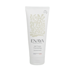 Un tube blanc de 200 ml de Lait corps cocooning-ENAYA au design végétal minimaliste, étiqueté comme nourrissant et velouté, comporte un texte en français et indique qu'il contient 97,3 % d'ingrédients naturels.
