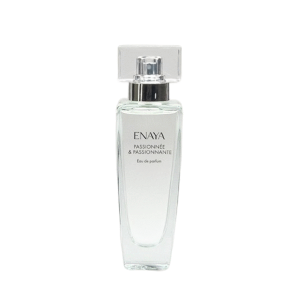 Un flacon de 50 ml d'Eau de parfum passionnée & passionnante d'Enaya, doté d'un design en verre transparent, d'un bouchon rectangulaire transparent et d'une étiquette minimaliste, est présenté sur un fond blanc.