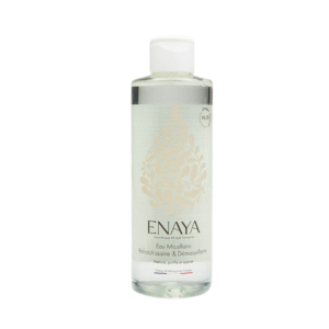 Un flacon en plastique transparent d'Eau micellaire rafraichissante & démaquillante ENAYA 220 ml avec un bouchon blanc et une étiquette minimaliste ornée de graphismes floraux dorés, conçu pour un nettoyage et un démaquillage rafraîchissants.