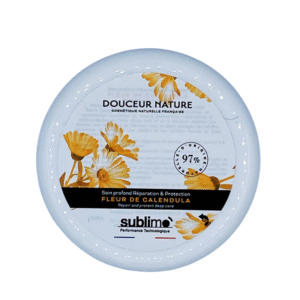 Un contenant rond blanc étiqueté « Douceur Nature » présente des fleurs de calendula et contient le Soin Profond Réparation & Protection Fleur de Calendula -150ml, 97% d'origine naturelle, avec le nom de la marque « Sublimo » en bas.