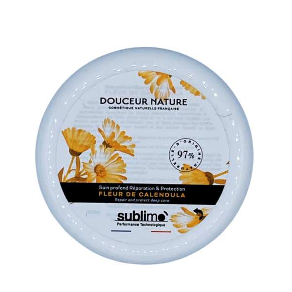 Un contenant rond blanc étiqueté « Douceur Nature » présente des fleurs de calendula et contient le Soin Profond Réparation & Protection Fleur de Calendula -150ml, 97% d'origine naturelle, avec le nom de la marque « Sublimo » en bas.