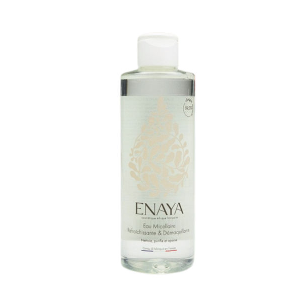 Un flacon en plastique transparent d'Eau micellaire rafraichissante & démaquillante ENAYA 220 ml avec un bouchon blanc et une étiquette minimaliste ornée de graphismes floraux dorés, conçu pour un nettoyage et un démaquillage rafraîchissants.