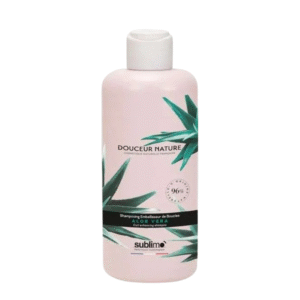 Un flacon rose de 250 ml de Shampoing Douceur Sublimo Aloé Vera, avec des feuilles d'aloès vertes sur l'étiquette et un bouchon blanc.