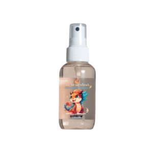 Un flacon vaporisateur transparent avec un embout et un bouchon blancs arbore un dragon coloré sur l'étiquette. L'inscription « Eau de Soin Dragon-Lama-Sublimo-90 ml » met en valeur ce parfum pour enfants sur un fond blanc uni.