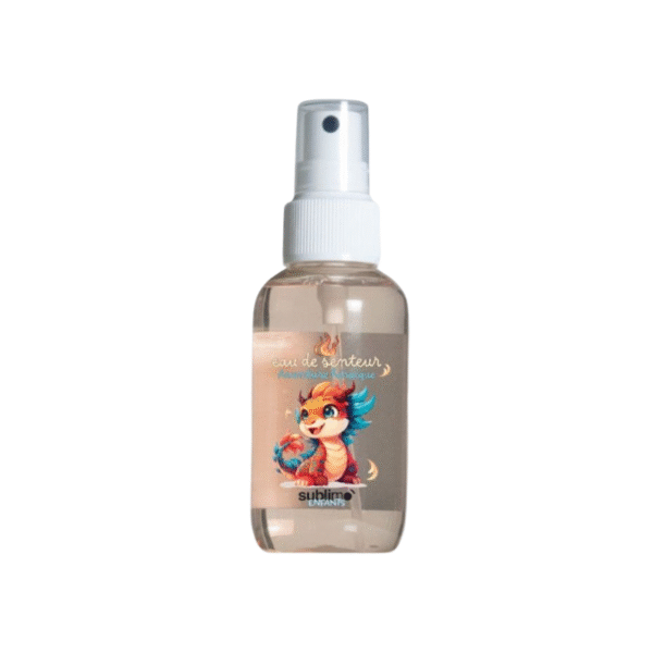 Un flacon vaporisateur transparent avec un embout et un bouchon blancs arbore un dragon coloré sur l'étiquette. L'inscription « Eau de Soin Dragon-Lama-Sublimo-90 ml » met en valeur ce parfum pour enfants sur un fond blanc uni.