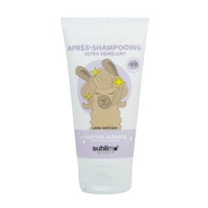 Un tube d'après-shampoing Ultra démêlant sublimo LAMA de 150 ml, orné d'un lama de dessin animé sur son emballage blanc et violet. Cet après-shampoing au parfum de mangue est également étiqueté « Démêlant ultra cheveux Sublimo Lama ».