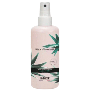Un flacon pulvérisateur rose étiqueté « Douceur Nature » avec un motif de feuille d'aloe vera verte, doté d'un dessus de pulvérisation blanc et d'une bande d'accent noire, contient le produit de soin capillaire Brume de Définition Boucles Aloe Vera - 200 ml.