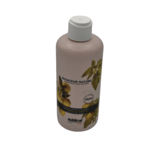 Un flacon rose étiqueté « Douceur Nature » avec des citrons, des feuilles et un bouchon blanc. Il est indiqué « citron et olive » et « 93,8 % d’origine naturelle ». Au fond : Sublimo — Shampoing Sublimo Citron et Orties 250 ml cheveux gras.