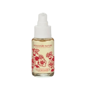 Un flacon en verre de 40 ml étiqueté « Elixir Nutrition Intensive Huile de Camélia » présente des motifs floraux rouges et du texte sur une étiquette crème, avec un bouchon de pompe blanc et contient un liquide jaune pâle.