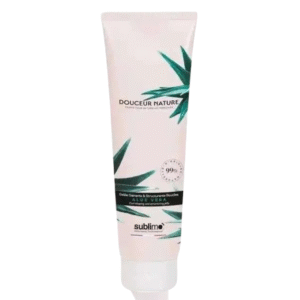 Un tube de 150 ml de Gelée Gainante & Structurante Boucles Aloe Vera présenté sur un fond rose clair, avec des illustrations de feuilles d'aloe vera vertes sur son emballage.